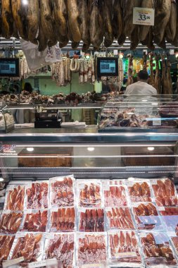 geleneksel İspanyol kurutulmuş et ve sosis la boqueria market Şarküteri barcelona İspanya ekranda