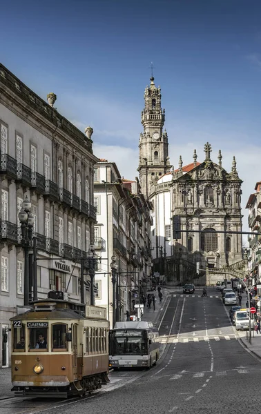 Porto Portekiz Tramvay Otobüs Simgesel Yapı Clerigos Kilisesi Ile Eski — Stok fotoğraf