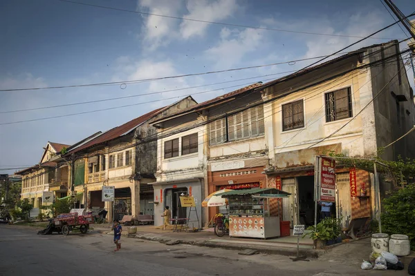 古いフランスのカンポット下町通りの植民地建築の建物カンボジア — ストック写真