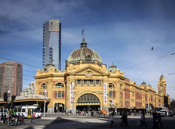 Pouliční Scéna Mimo Mezník Flinders Street Station Střední Austrálii Melbourne — Stock fotografie