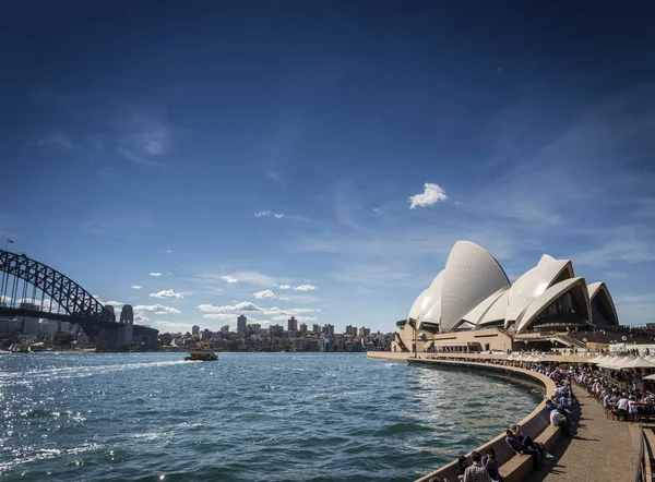 悉尼歌剧院和海港海滨长廊在澳大利亚的户外咖啡馆阳光明媚的一天 — 图库照片