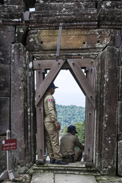 Polisen Mannen Säkerhetsvakter Vid Preah Vihear Landmark Tempelruinerna Norra Kambodja — Stockfoto