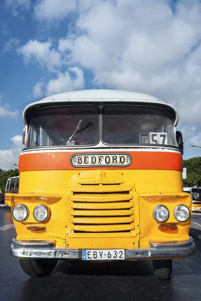 Vintage Pomarańczowy Brytyjski Autobusy Bedford Przy Ulicy Valletta Starego Miasta — Zdjęcie stockowe