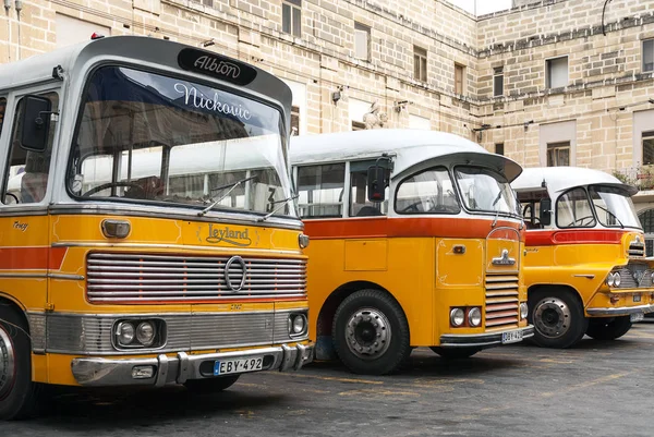 Винтажные Апельсиновые Британские Бедфорд Автобусы Улице Валетта Старый Город Мальта — стоковое фото