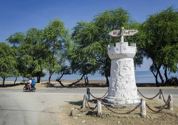 在帝力东部东帝汶的葡萄牙殖民道路标志纪念碑 — 图库照片