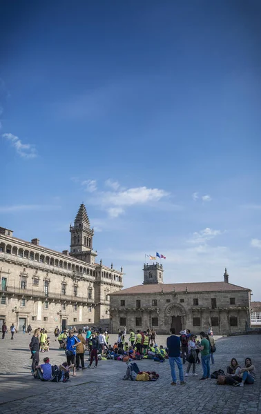 サンティアゴ コンポステーラ大聖堂に近い旧市街ランドマーク オブラドイロ広場で観光客スペイン — ストック写真
