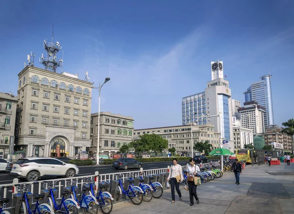 中国の厦門シティの中心地に川沿いプロムナード通り — ストック写真