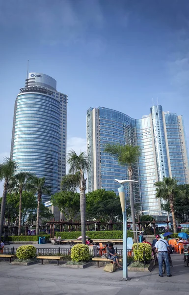 Pdestrian リバーサイド プロムナード公園やダウンタウンの中国の厦門市の高層ビル — ストック写真