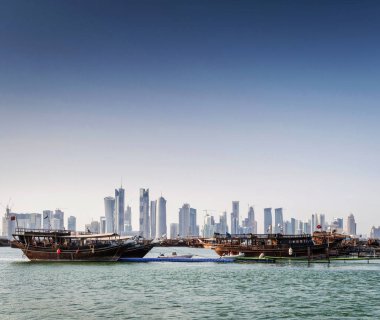Doha şehir gökdelenler kentsel silüeti görünümü ve dhow tekne Katar