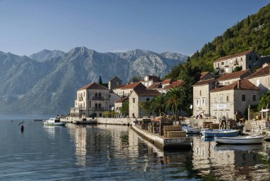 Perast geleneksel balkan köy dağ manzarası kotor Karadağ'defne tarafından