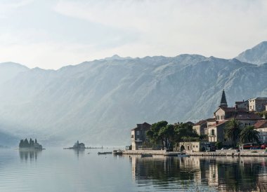 Perast geleneksel balkan köy dağ manzarası kotor Karadağ'defne tarafından