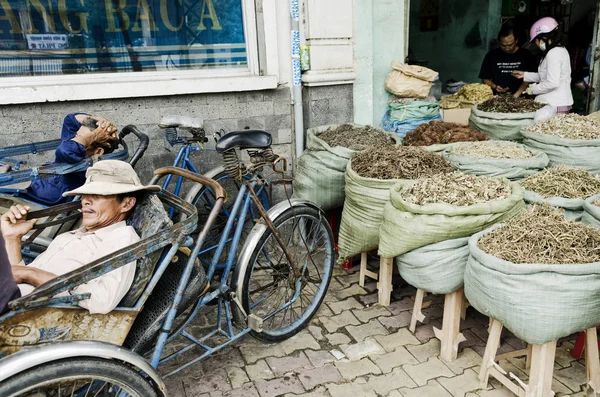 シクロ タクシー ドライバーとハーブのベトナムのサイゴン ホーチミンの路上の店 — ストック写真