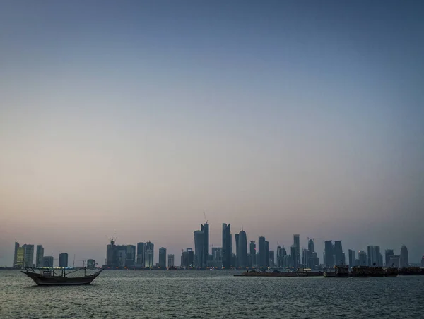 Doha City Wieżowce Miejskich Skyline Widok Dhow Łodzi Katarze Zachodzie — Zdjęcie stockowe