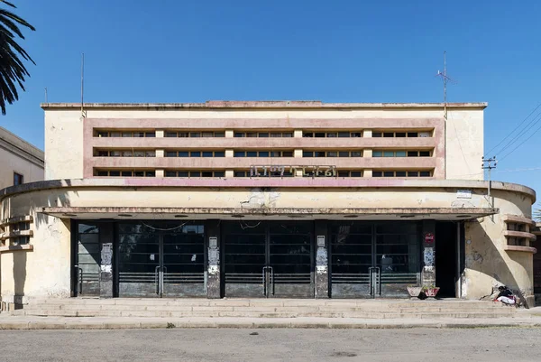 意大利殖民地 Artdeco 老电影院建设在阿斯马拉厄立特里亚街 — 图库照片