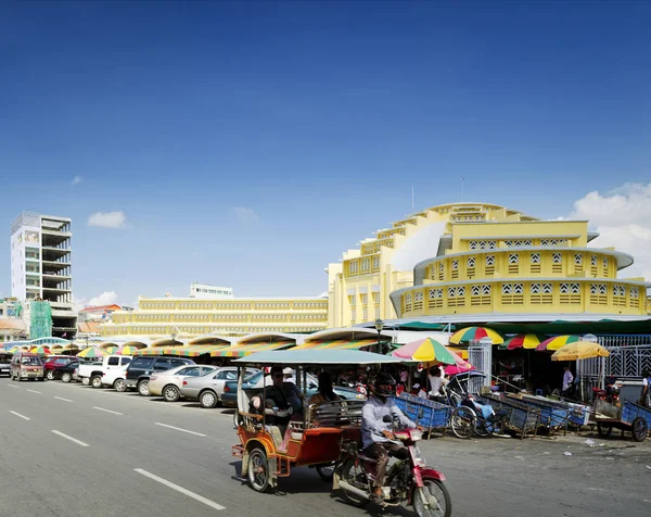 Psar Thmei 中央街市和街道在金边城市柬埔寨 — 图库照片