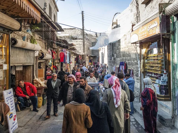 繁忙的露天市场购物街 在旧镇的阿勒颇叙利亚 — 图库照片