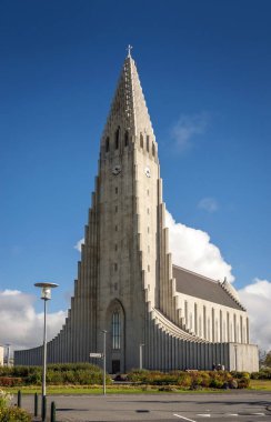 İzlanda'daki Reykjavik şehir merkezi modern mimari Simgesel Yapı katedral kilise