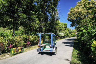 Filipinler yol ve renkli yerel tuk tuk moto taksi üzerinde egzotik tropik boracay Adası