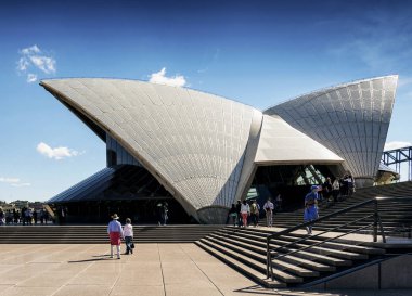 Avustralya'da Sydney opera binası Simgesel Yapı detay güneşli günde gelen turist