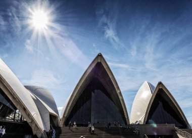 Avustralya'da Sydney opera binası Simgesel Yapı detay güneşli günde gelen turist