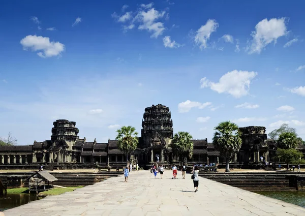 Turister Huvudentrén Till Angkor Wat Templen Asiatiska Landmärken Siem Reap — Stockfoto