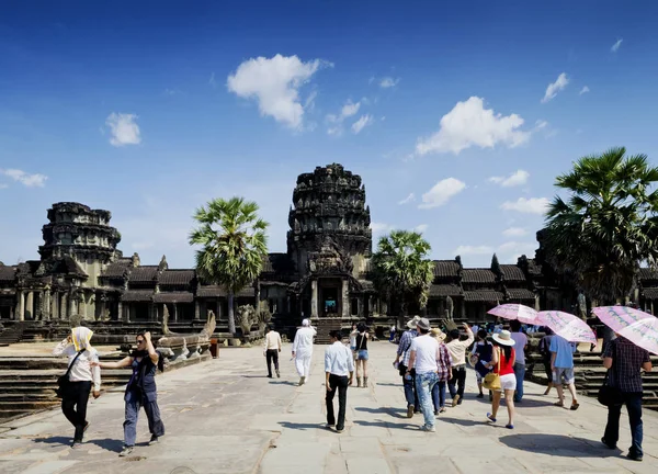 Turisták Főbejárata Angkor Wat Templom Híres Ázsiai Mérföldkő Siem Reap — Stock Fotó