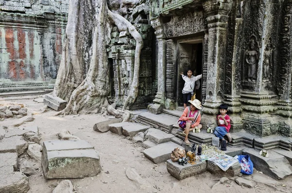Souvenir Trinket Stall Vendor Angkor Wat Famous Landmark Buddhist Temple — Stock Photo, Image