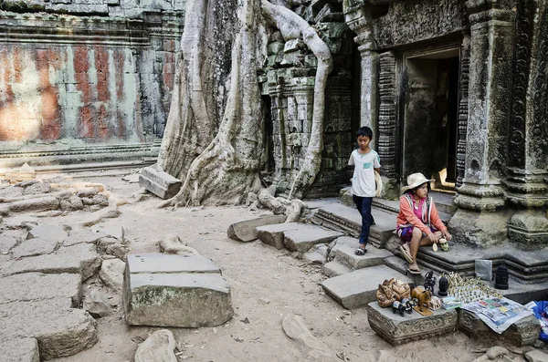 Souvenir Prydnadssak Stall Leverantör Angkor Wat Berömda Landmärke Buddhistiska Tempelruinerna — Stockfoto