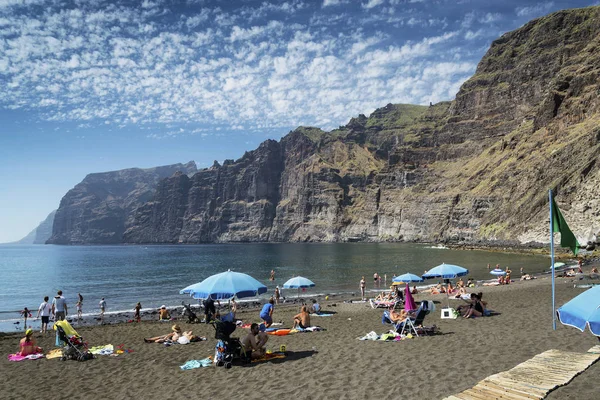 Toeristen Los Gigantes Kliffen Vulkanische Zwarte Zand Strand Natuurlijke Landmark — Stockfoto