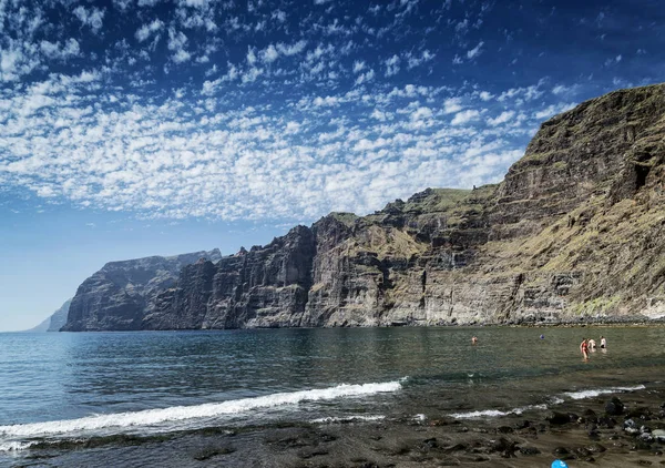 Toeristen Zwemmen Los Gigantes Vulkanische Zwarte Zand Strand Door Beroemde — Stockfoto