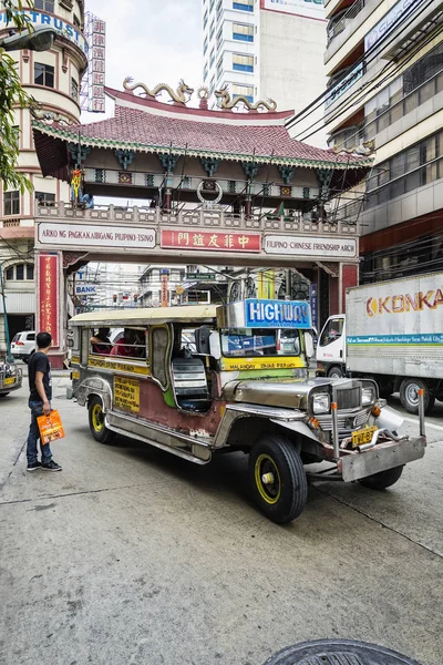 Jeepney Ruchliwej Ulicy Miejskiej Ruchu Centrum Manila Filipiny Chinatown — Zdjęcie stockowe