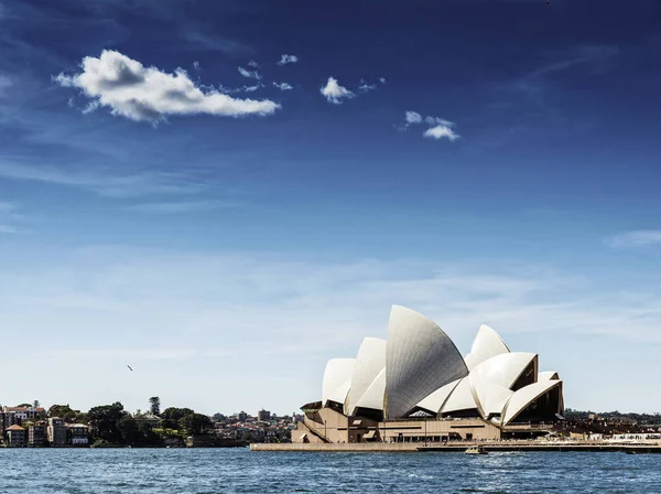 著名悉尼地标歌剧院观在澳大利亚阳光灿烂的日子 — 图库照片