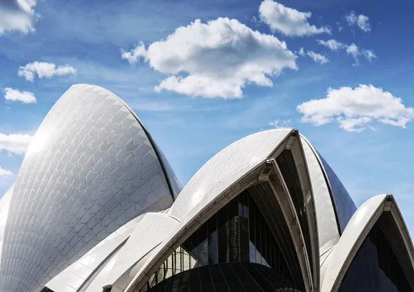 著名的悉尼歌剧院地标现代建筑细节在澳大利亚阳光明媚的一天 — 图库照片