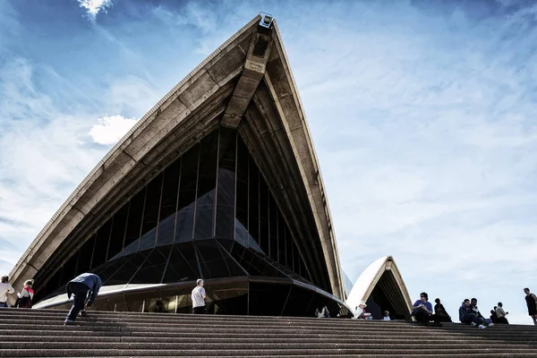 游客参观悉尼歌剧院地标细节在澳大利亚阳光明媚的一天 — 图库照片
