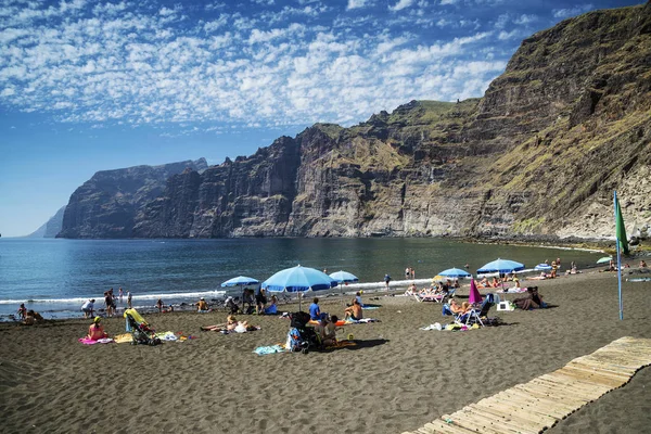 Turisti Los Gigantes Spiaggia Punto Riferimento Nel Sud Tenerife Isola — Foto Stock