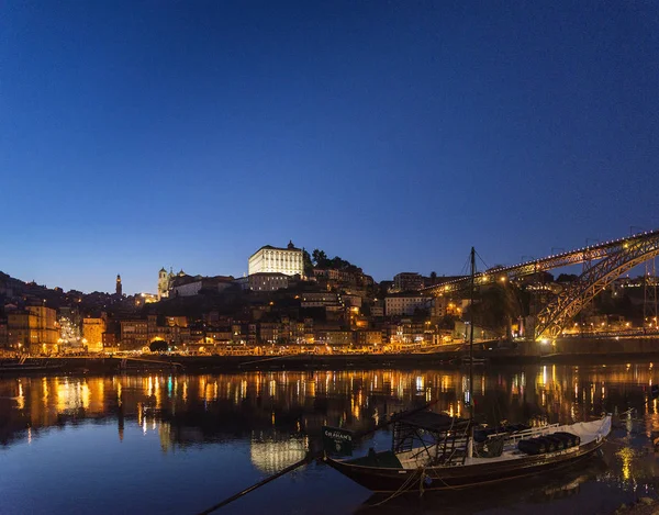 ポルト リベイラ川沿いの古い町とランドマーク ブリッジ ビュー ポルトガルの夜 — ストック写真