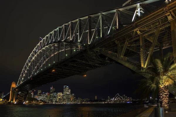 有名なシドニー港橋とオーストラリアの生物多様性条約スカイライン ランドマークの夜 — ストック写真