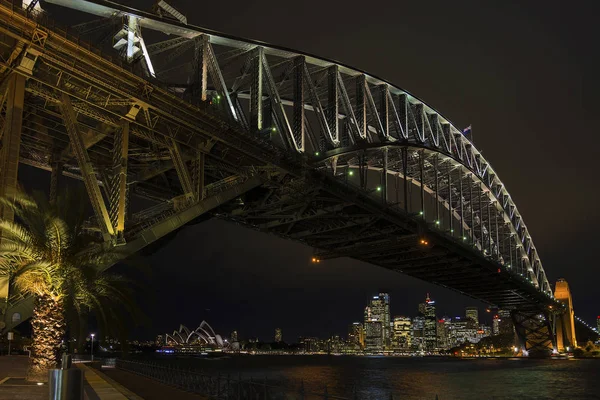 著名的悉尼港大桥和澳大利亚 Cbd 天际线地标在晚上 — 图库照片