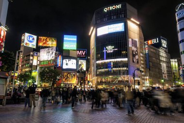 Hachiko geçerken shibuya alan merkezi tokyo Japonya geceleri