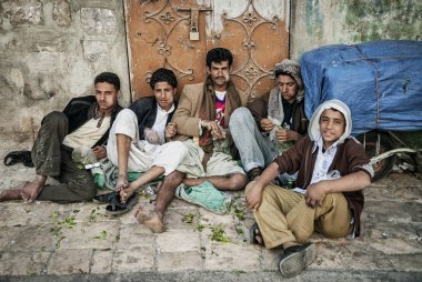 Arap gençleri Khat qat narkotik uyuşturucu yaprakları sanaa yemen sokakta çiğneme