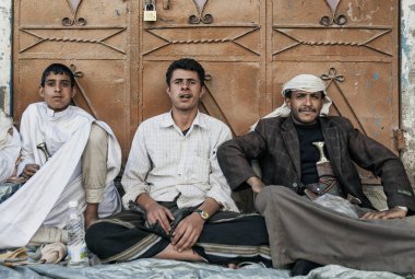 Arap gençleri Khat qat narkotik uyuşturucu yaprakları sanaa yemen sokakta çiğneme