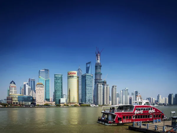 上海浦東のスカイラインおよび中国で地元の川フェリー — ストック写真