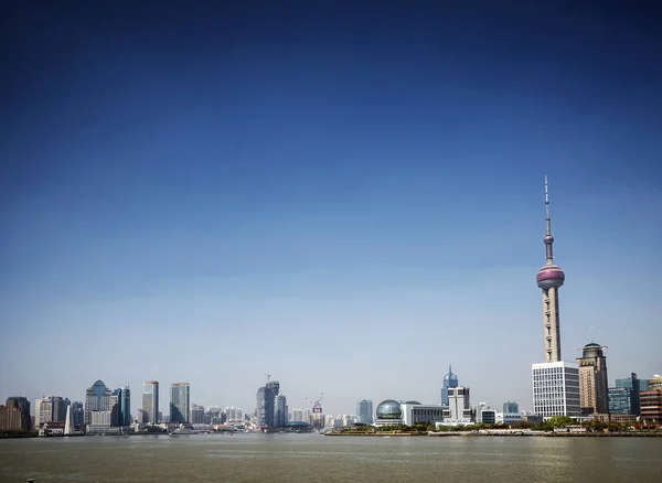 日浦東川沿いの現代の都市スカイライン中央高層ビル都市上海します — ストック写真