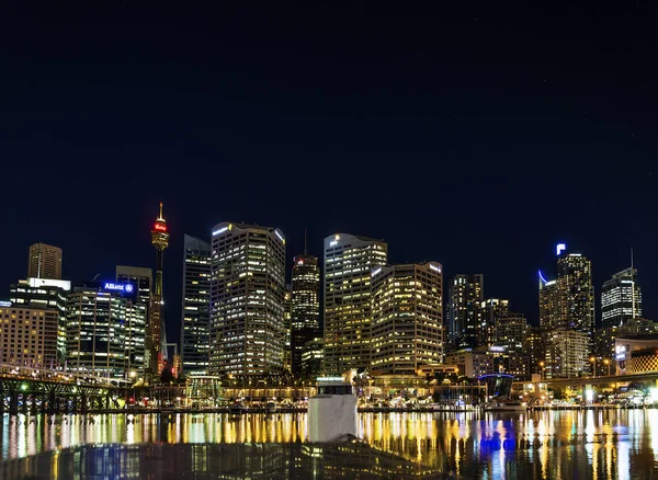夜ダーリングハーバー シドニー オーストラリア中央部の近代的なスカイライン — ストック写真