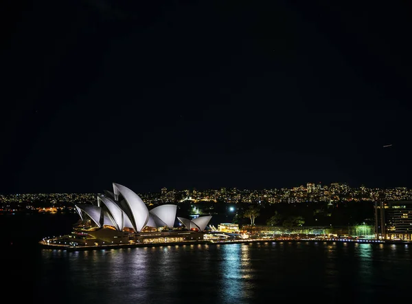 オーストラリアで夜のオペラハウス ランドマークのスカイラインとシドニー市港 — ストック写真