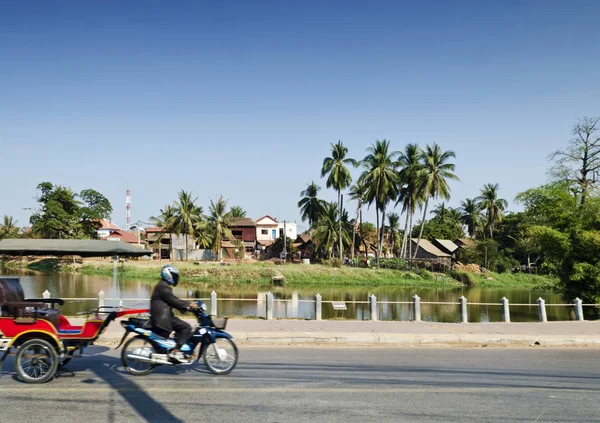 シェムリ アップのリバーサイドで路上アジア三輪トゥクトゥク タクシー アップ都市カンボジア — ストック写真