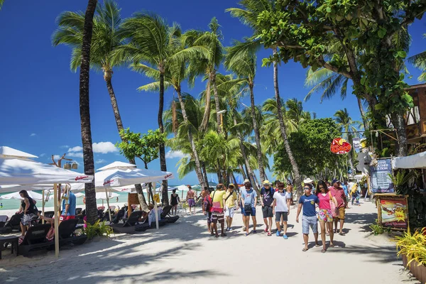 メイン ビーチの忙しいショップ レストラン通り Inboracay で観光客島フィリピン — ストック写真