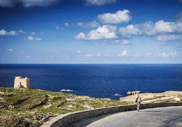 Pastor Estrada Perto Forte Vista Para Costa Mediterrânea Ilha Gozo — Fotografia de Stock