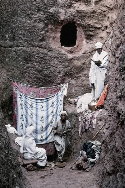 拉利贝拉埃塞俄比亚古代基督教正统岩石凿成教堂沐浴区牧师 — 图库照片