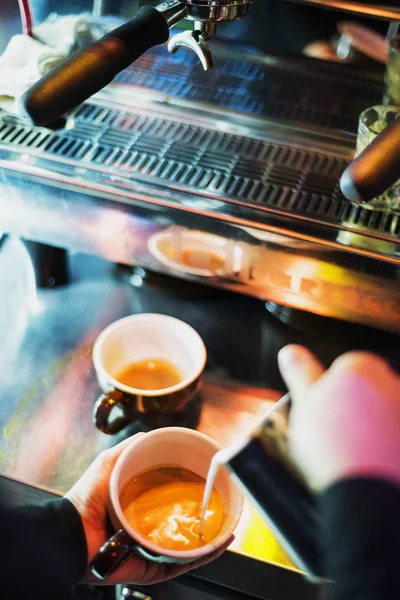 イタリアのエスプレッソ エスプレッソ コーヒーの伝統的なマシンの準備を行う — ストック写真